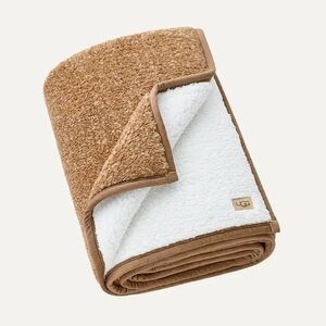 New UGG Classic Fluff Throw in Tan and White (50 X 70 IN)